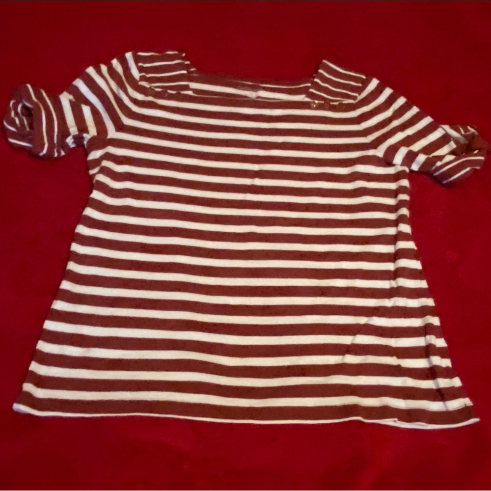 Croft & Barrow Women’s size XL. Quarter sleeve top/ gold buttons on both sleeves